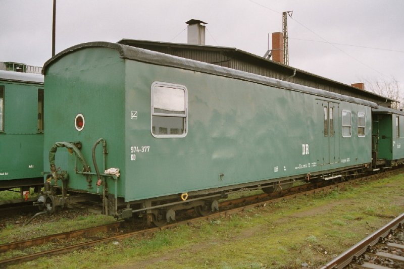 SDG / DR - Gepckwagen 974-377 im Bahnhofsareal von Radebeul im Nov.2004
