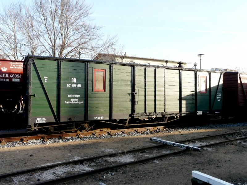 SDG / DR - Gertewagen 97-09-85 im Bahnhofsareal von Radebeul am 09.12.2008