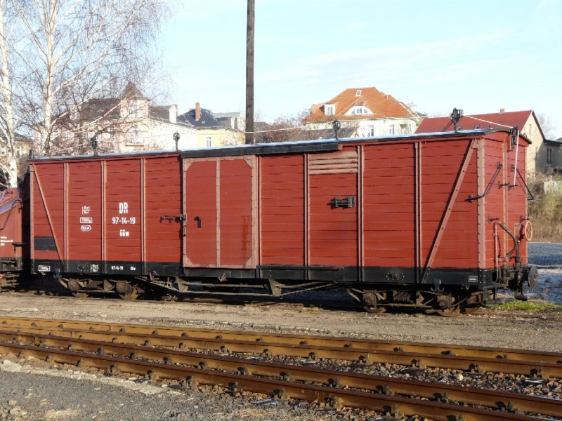 SDG / DR - Gterwagen Typ GGw 97-14-19 im Bahnhofsareal von Radebeul am 09.12.2008