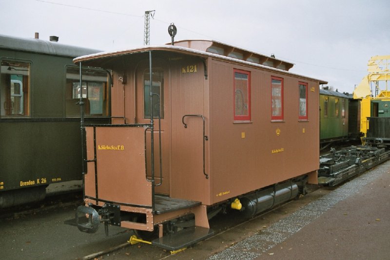SDG / DR - Historischer Personenwagen 121 im Bahnhofsareal von Radebeul im Nov.2004 