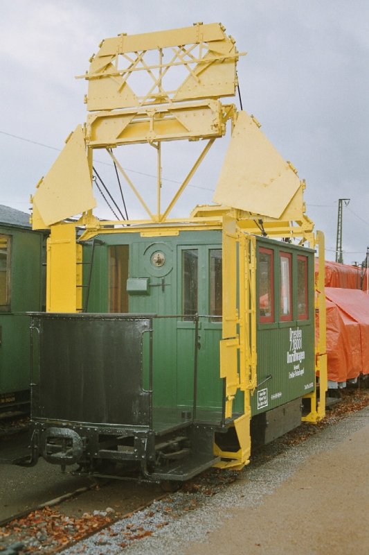 SDG / DR - Historischer Profilmesswagen im Bahnhofsareal von Radebeul im Nov.2004