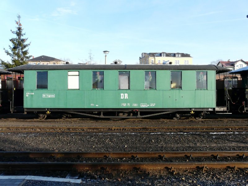 SDG / DR - Personenwagen 970-538 im Bahnhofsareal von Radebeul am 09.12.2008