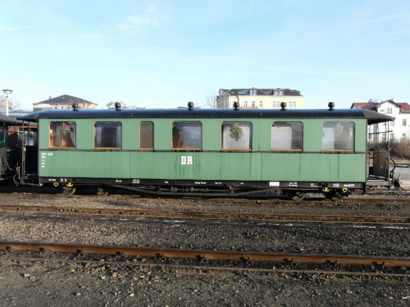 SDG / DR - Personenwagen 970-405 im Bahnhofsareal von Radebeul am 09.12.2008
