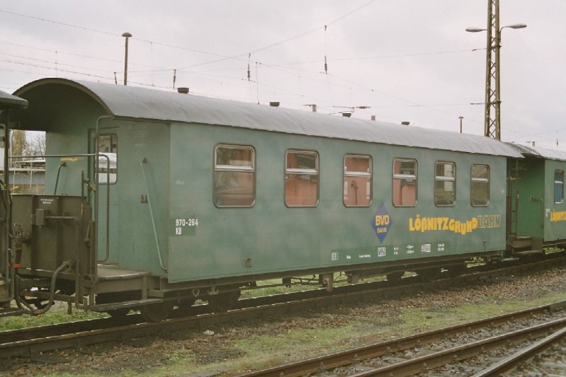 SDG / DR - Personenwagen 970-264 im Bahnhofsareal von Radebeul im Nov.2004