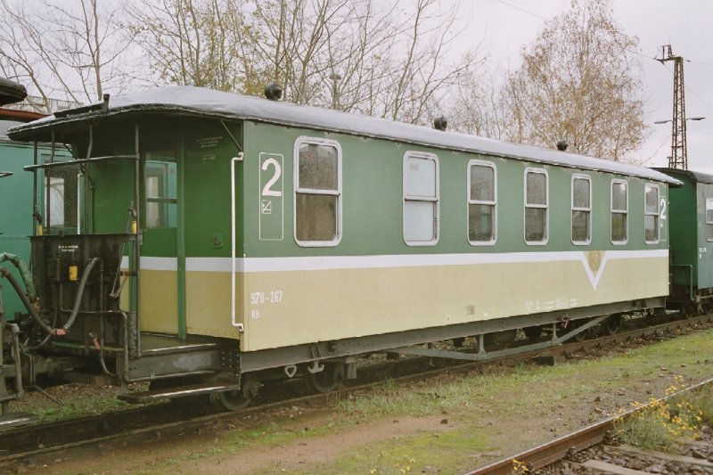 SDG / DR - Personenwagen 970-267 im Bahnhofsareal von Radebeul im Nov.2004