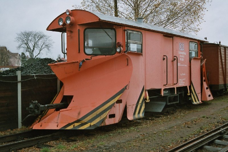 SDG / DR - Schneepflug 97-09-42 im Bahnhofsareal von Radebeul im Nov.2004