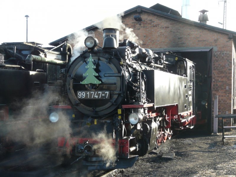 SDG - Geschmckte Dampflok 99 1747-7 vor dem Depot in Radebeul am 09.12.2008
