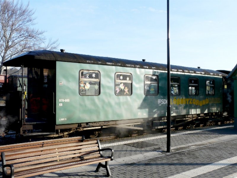 SDG - Personenwagen 970-605 im Bahnhofsareal von Radebeul am 09.12.2008