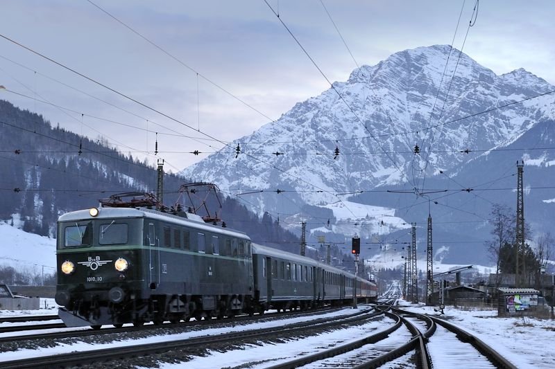 SDZ 16095 bei der Einfahrt in den Bhf Saalfelden. Hier wurde die am Zugschluss befindliche 1010.03 der 1010.10 vorgespannt, sodass es anschliessend im Doppelpack zurck nach Wien ging. 24.1.2009
