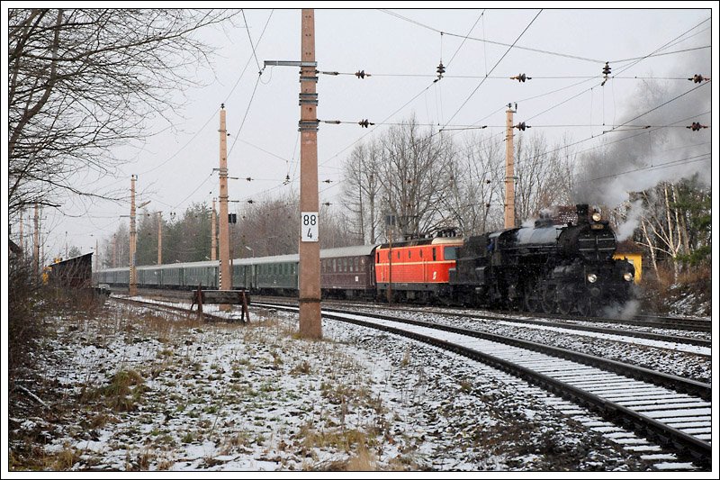 Sdz 16801 von Wien nach Mrzzuschlag am 8.12.2008 beim Halt in Eichberg am Semmering.