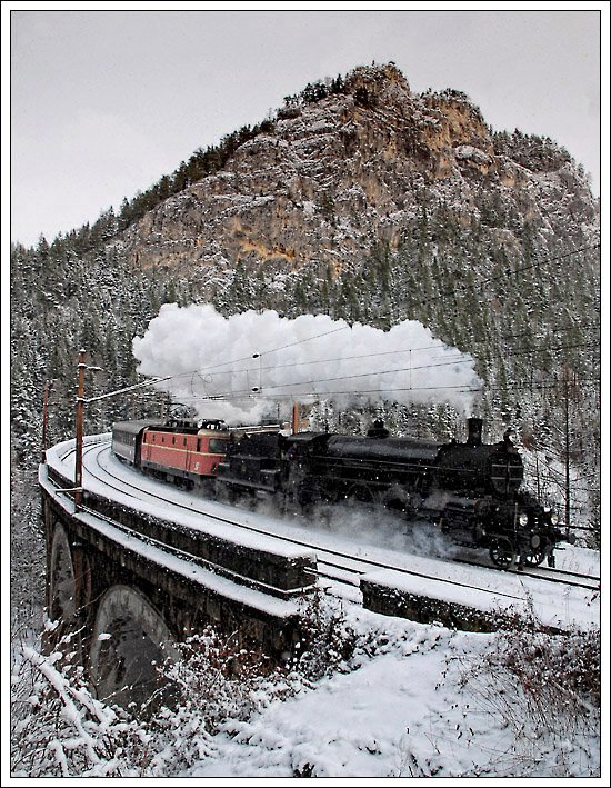 Sdz 16801 von Wien nach Mrzzuschlag am 8.12.2008 bei der Querung der Kalten Rinne.