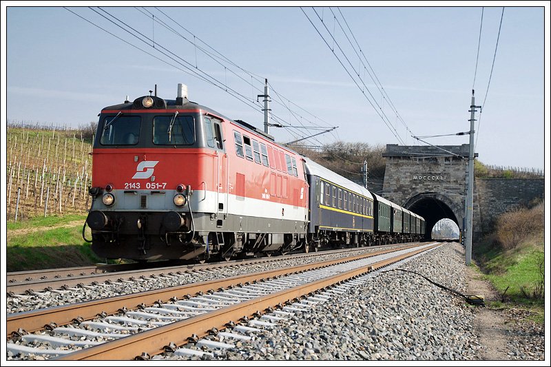 Sdz R 16207 von Wien nach Markt St. Martin, ursprnglich mit B&B 919.138 bespannt, durch Untauglichkeit der Dampflok ab Mdling mit rund 90 Minuten Versptung und 2143 051 unterwegs, bei der Ausfahrt aus dem 156 Meter langen Busserltunnel zwischen Gumpoldskirchen und Pfaffsttten.