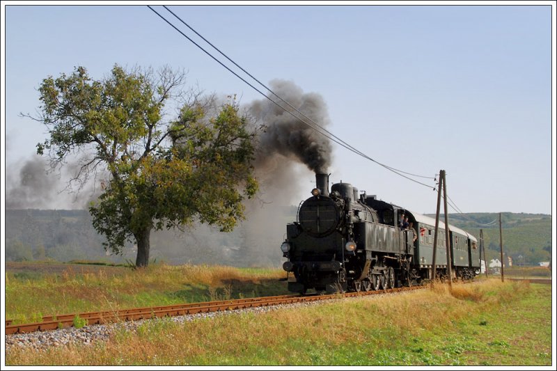 Sdz R 16537 von Wien Sdbf(Ost) nach Gro Engersdorf am 20.09.2009 kurz nach Matzen aufgenommen.