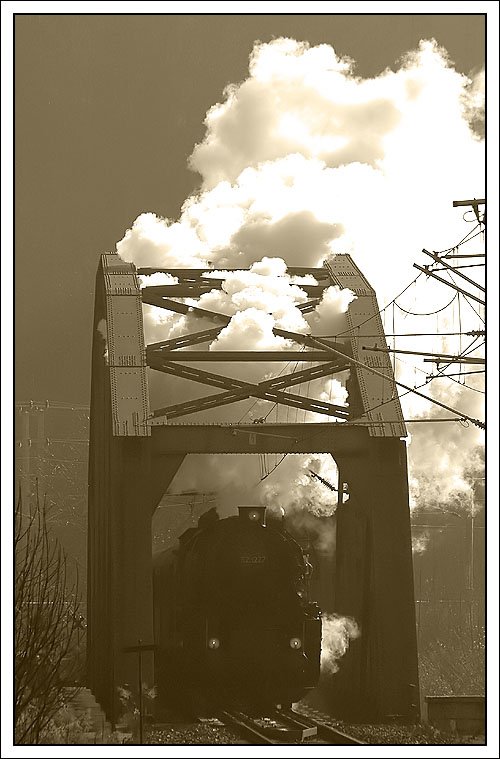 Sdz R 16751 von Graz Kflacherbf nach Obdach am 1.12.2007 bei der Querung der Mur in Bruck an der Mur auf der sogenannten Brucker Schleife. Wie ihr schon gesehen habt, stand Tom auf der anderen Seite, und von einem Lehrmeister war da nix zu sehen. Achja, die Lichtsituation hat hier natrlich zu SW eingeladen.