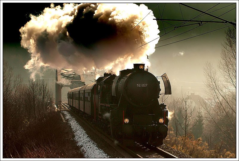 Sdz R 16751 von Graz Kflacherbf nach Obdach am 1.12.2007 bei der Querung der Mur in Bruck an der Mur auf der sogenannten Brucker Schleife nchst belstein. Dieses Gegenlichtfoto ist jetzt sehr stark nachbearbeitet und gefiltert. Es war in dem Fall von mir absichtlich gewnscht, dass die tatschliche Lichtsituation nicht wiedergespiegelt wird.