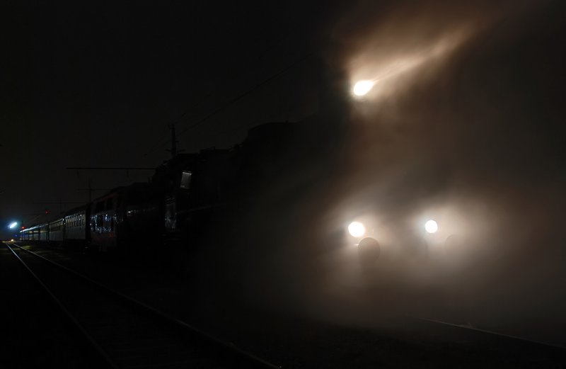 Sdz R16082 von Wien Sdbahnhof (Ostseite) nach Ernstbrunn am Silvesterabend 2008 beim Halt in Korneuburg. Die beiden Tfz. waren die 52.4984 und 2143.35.