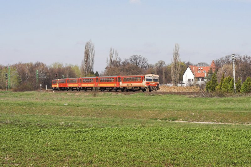 Sechs Mal 2 Achsen machen sich hier auf den Weg von Kecskem�t nach Szolnok. Hier sind sie kurz nach der Abfahrt in Kecskem�t festgehalten. Es f�hrt Bzmot 178.