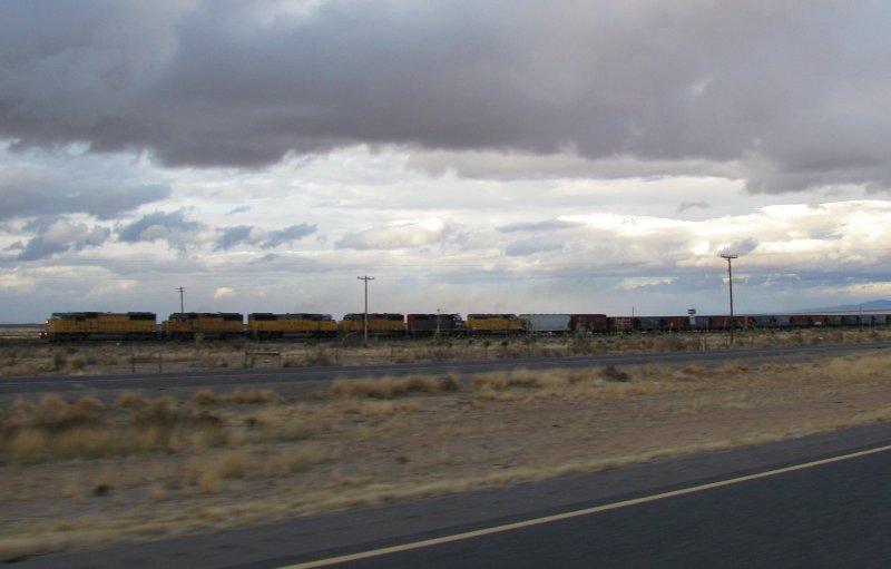 Sechs Union Pacific Loks am 6.1.2008 mit einem Gterzug in New Mexico. Sechs Loks an einem Zug, das gibt es selbst in USA sehr selten!