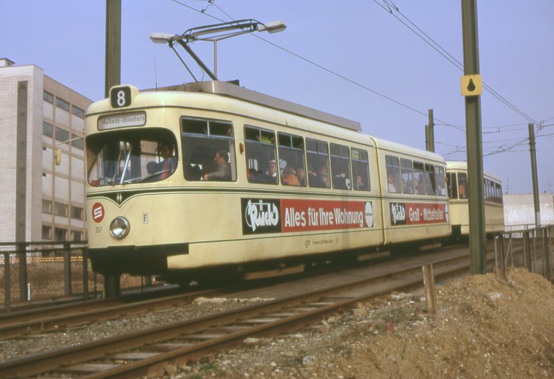 Sechsachsiger Gelenktriebwagen 257 der Stadt M�lheim (Ruhr) auf der provisorischen Rampe (Umbau auf U.-Bahn) am Hauptbahnhof M�lheim. M�rz 1974