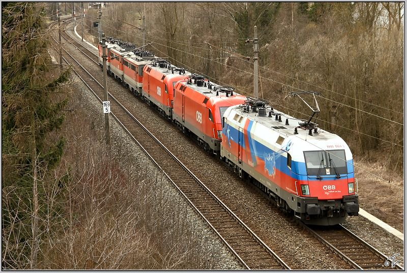 Sechsfach-Lokzug mit der EM-Lok 1116 084  Russland  an der Spitze fhrt von Graz nach Bruck.Weiters noch 2x 1116, 2x 1142, und eine 1044er.
Mixnitz 19.03.2009