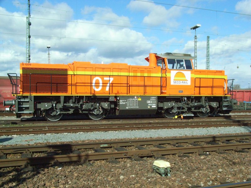 Seco-Rail Lok 07
MaK G 1206

Gut zu sehen: Die  Seco-Rail Loks weichen optisch ein wenig von anderen G 1206 ab. Seco-Rail hat seine G 1206 mit einem MTU-Motor bestellt. Dadurch haben die Loks der Seco-Rail eine etwas hhere und breitere Motorhaube als andere G 1206, damit dieser Motor Platz hat.

03.03.2007
Kehl