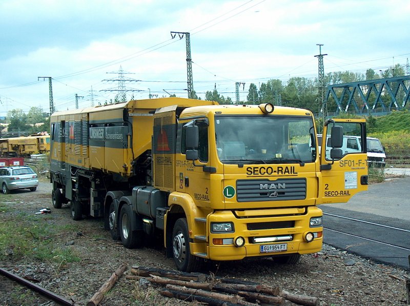SECO RAIL MAN 26.480/SF 01-F-Truck (Linsinger Schienenfr�se) in Wiesbaden-Ost Gbf. Seco Rail kommt aus Chatou in Frankreich, die MAN Zugmaschine aus Graz und Umgebung in �sterreich; 26.08.2008