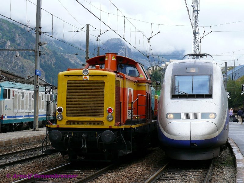 SECO-RAIL V212-R (99 87 9182 612-1), eine ehemalige V100 der DB und daneben der SNCF TGV-Duplex Rame256.
Die Firma Seco-Rail ist das grte franzsische Gleisbauunternehmen und inzwischen auch als EVU im Gterverkehr ttig.
30.08.2007 Modane


