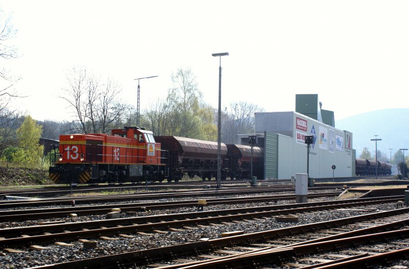 SecoRail 13 angemietet von Railion steht vor der Schotterverladestation in Bad Harrzburg (26.4.2008)
