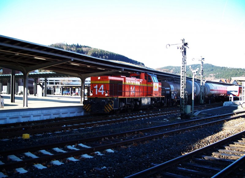 SecoRail 14 brigt einen Kesselwagenzug von Langelsheim nach Braunschweig, durchfhrt Goslar (9.2.2008)