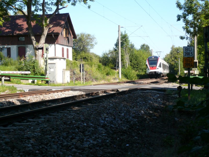 Seehas in Richtung Singen berquert am 5.8.2007 einen Bahnbergang bei Radolfzell.