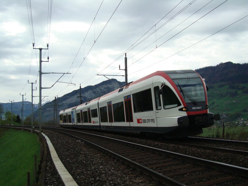 Seetal-GTW 520 016 auf der Gotthardlinie am 02.05.2008 zwischen Steinen und Arth-Goldau.