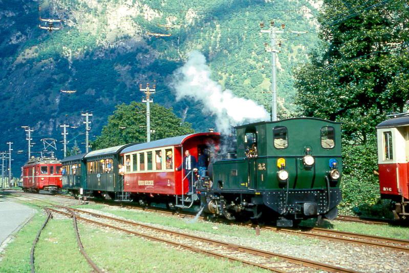 SEFT RhB Dampfzug fr GRAUBNDEN TOURS V3215 von Cama nach Castione-Arbedo am 29.08.1997 in Grono mit RhB Dampflok G 3/4 1 - AAFM B 21 - RhB A 1102 - RhB B 2060. Dahinter der Lschzug mit RhB Triebwage BDe 4/4 491 - Xk 8609.
