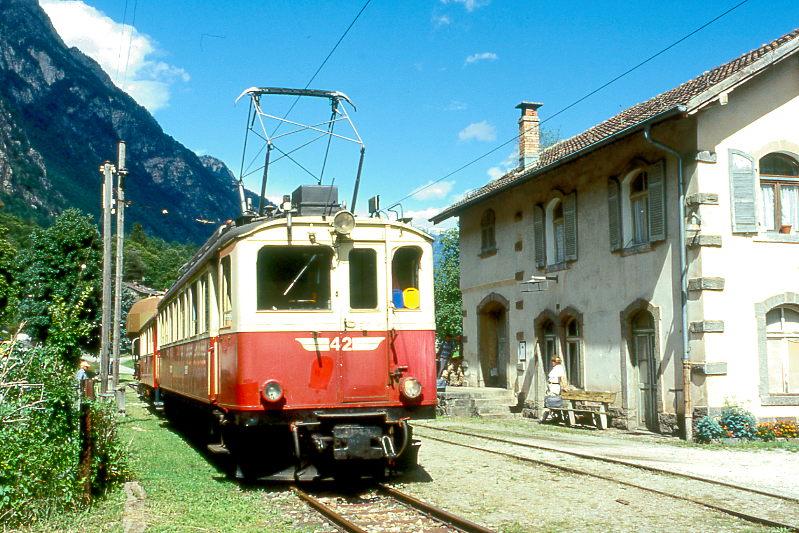 SEFT RhB Extra-GmP fr GRAUBNDEN TOURS 3209 von Cama nach Grono am 29.08.1997 in Cama mit AB Triebwagen ABe 4/4 42 - AAFM B 21 - RhB Ua 8313. 
