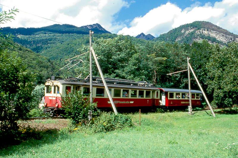 SEFT RhB Extrazug fr GRAUBNDEN TOURS 3209 von Grono nach S.Vittore am 29.08.1997 in Grono mit AB Triebwagen ABe 4/4 42 - AAFM B 21. Hinweis: Dokumentation der einfachen sparsamen Oberleitungsbauart mit abgesttzen Holzmasten aus der Bauzeit.
