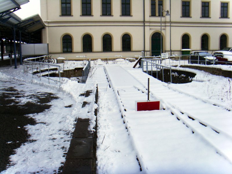 Segmentdrehscheibe im Bahnhof Zittau, am 17.02.2009. Im Hintergrund das Empfangsgebude.