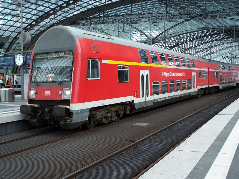 Sehr auffallend bei den alten DoStos Steuerwagen ist die kantige Front. Hier steht so ein Exemplar im Berliner HBF. Aufgenommen am 30.05.07.