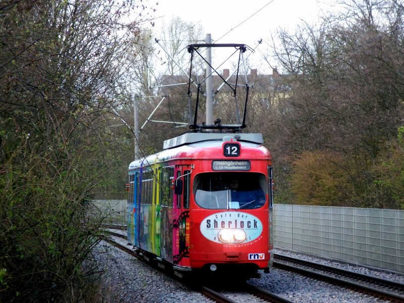 Sehr farbenfroh pr�sentieren sich die alten 8-achser der RNV, welche auf der ausschlie�lich im Berufsverkehr verkehrenden Linie 12 von LU-Oppau nach LU-Rheing�nheim eingesetzt werden. Die Linie unterquert die Innenstadt komplett unterirdisch und ist nebenbei auch die einzige Linie, die in der Untergrundstation Ludwigshafen Rathaus auf der C-Ebene, der tiefsten Stra�enbahnstation im Rhein-Neckar Raum, abf�hrt.
Am 18.03.2008 war Wagen 153 gerade Richtung Rheing�nheim unterwegs, als ich sie kurz vor der Endhaltestelle ablichten konnte.