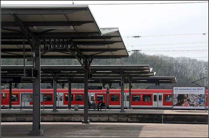 Sehr formschöne Bahnsteigüberdachungen im Bahnhof Plochingen. 

12.04.2009 (M)