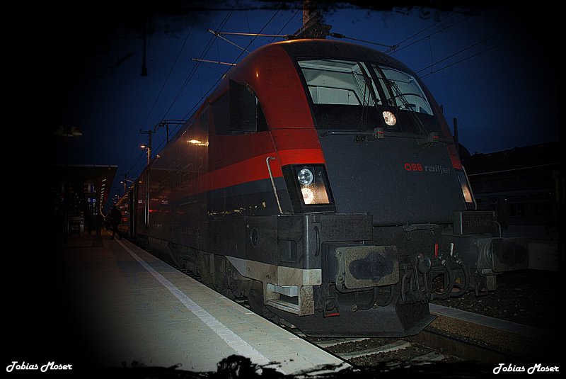 Sehr hufig sind Railjet 1116 vor IC auf der Westbahn anzutreffen. Die 1116 222 brachte am 10.10.09 einen IC nach Salzburg Hbf, whrend es in St.Plten schon finster wurde.