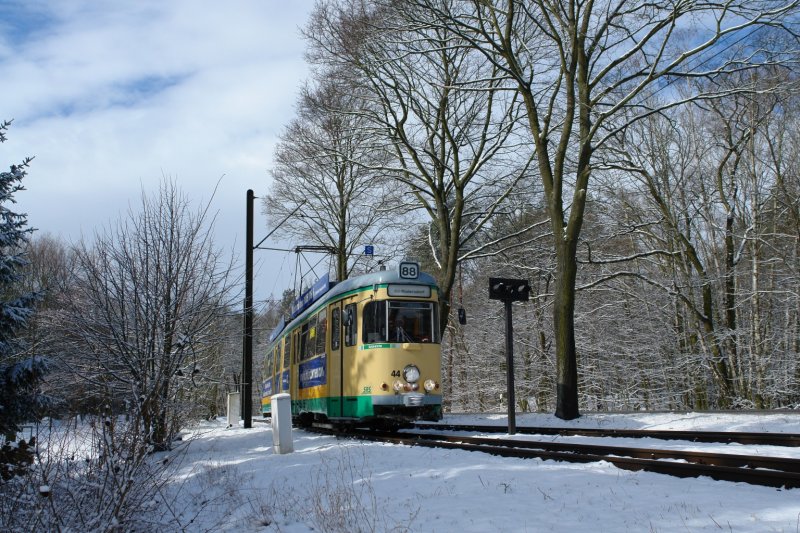 Sehr interessant und sehenswert sind auch die horizontal angelegten Signale an den Ausweichen der Strecke. Hier sieht man Wagen 44 aus Schneiche kommend ebenfalls an der Ausweiche Berghof. (05.03.08)