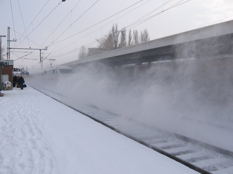 Sehr kalt war es am 5.03.2006, als ein ICE aus Kiel den  winterlichen  Bahnhof von Elmshorn passierte ...