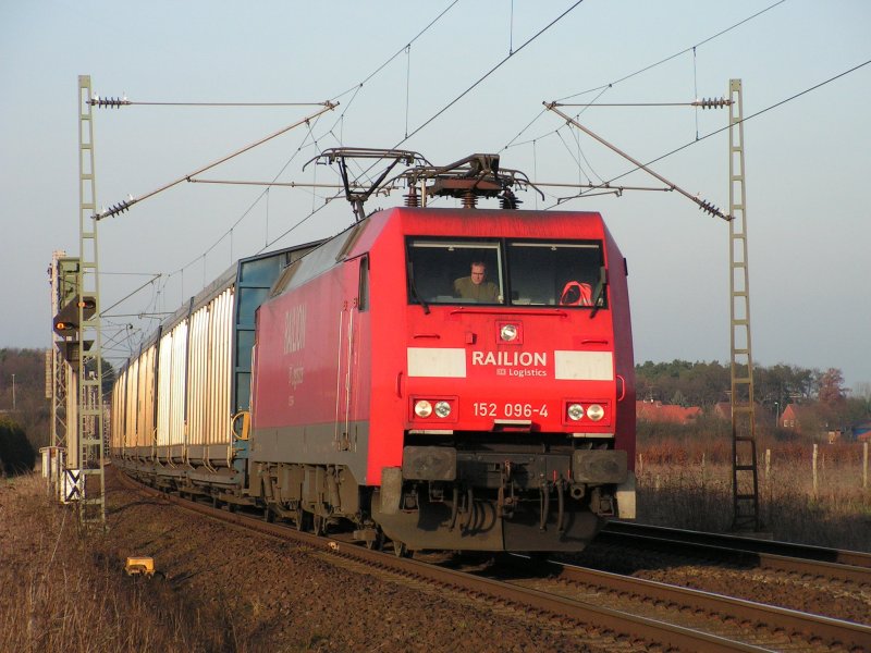 Sehr mi�trauisch betrachtet der Tfzf der BR 152 096-4 am 16.2.07 den Fotografen der bei Drakenburg an der KBS 380 seine Fahrt ablichtet!