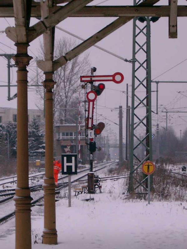 Sehr niedriges Formhauptsignal (Ausfahrsignal) des Bahnhofs Markranstdt. Signal kann Hp0 und Hp2 zeigen und weit auf die Strecke in Richtung Leipzig.