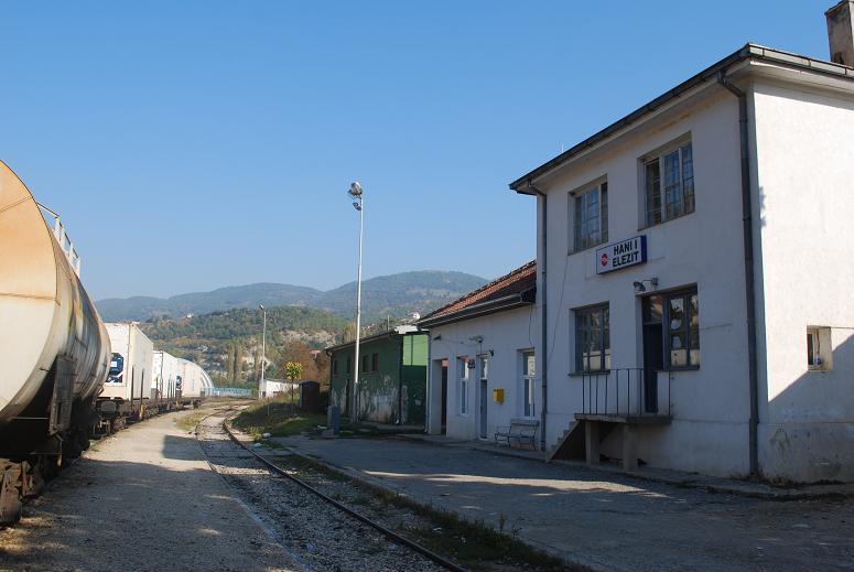 Sehr nchtern wirkt der Bahnhof Hani i Elezit / Djeneral Jankovic. Neben einem Personenzug warten mehrere Gterwagen am 10.10.09 auf ihre Abholung durch die Mazedonische Eisenbahn.