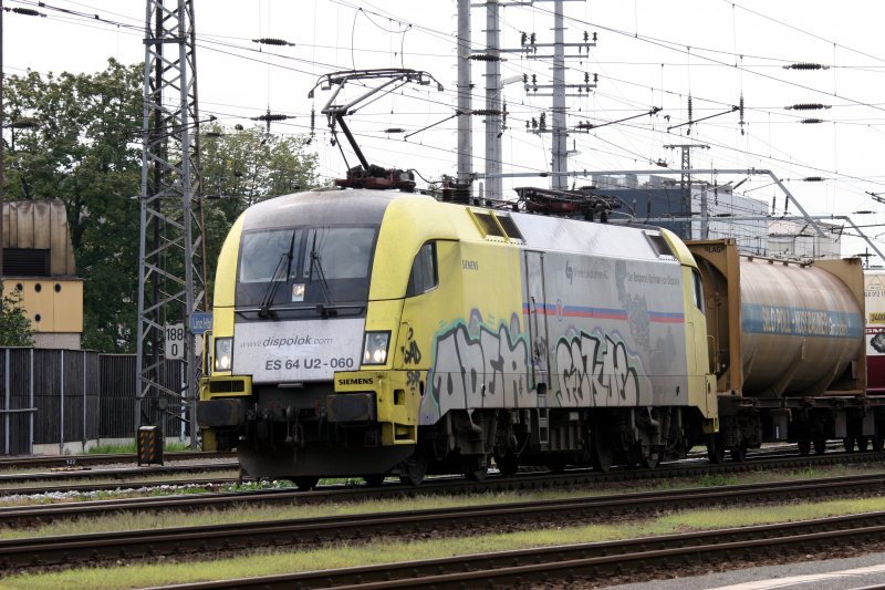 Sehr oft von Sprayern verunstaltet sind die Lokomotiven der WLB! Diesmal hat es die ES 64 U2 - 060 erwischt, aufgenommen bei der Durchfahrt im Bahnhof Linz am 15. August 2007.