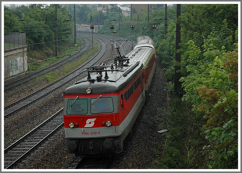 Sehr oft in der Vergangenheit bespannte eine Maschine der Reihe 1046 den Erlebniszug Wachau. Am 10.6.2006 konnte ich 1046 019 mit ihrem EZ Wachau in Wien-Maxing fotografieren