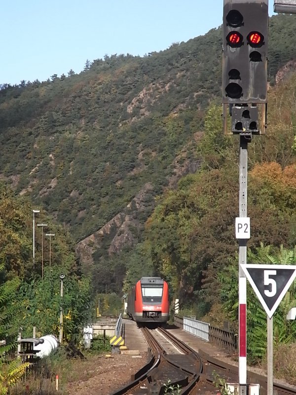 Sehr schnes landschaftliches Bild. Was meint ihr? Im Hintergrund ist der Kuhberg zu sehen. Ein 612er nach Mainz (Ich wei leider nicht, ob er doch noch weiter nach Frankfurt gefahren ist) hat gerade Bad Mnster am Stein verlassen, und das Auzsfahrtsignal ist schon wieder auf rot umgesprungen. Warum wurde das Zs3 nicht am Signal angebracht? (Oktober 2009)