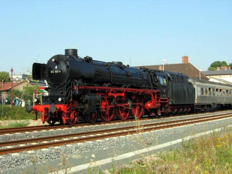 sehr selten sind Gastspiele von Dampfloks in M�hlhausen. Hier befindet sich die 01 1100 ( 012 100-4 ) auf dem Weg von Hannover ins Dampflokwerk Meiningen. Die Feuerwehr der Stadt pumpt den Tender in Rekordzeit voll. Die Ausfahrt des Zuges d�rfte man recht weit geh�rt haben. 