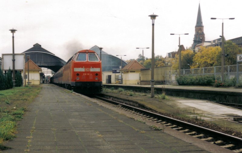 Sehr selten waren 219 Einstze auf der RB Linie Grlitz-Dresden. Dies war eigentlich immer Aufgabe einer 234. Nicht aber am 13.10.1999, als 219 110-4 mit RB 17670 den Grlitzer Bahnhof auf Gleis 10 nach Dresden Hbf verlt.