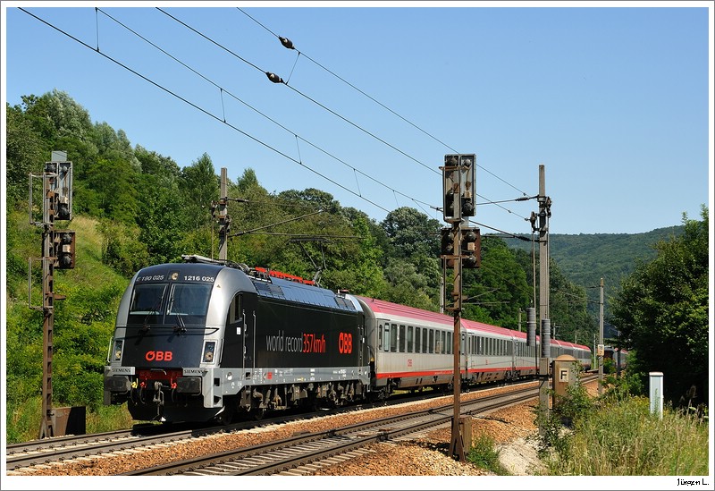 Sehr vorteilhaft ist es, wenn die Fotostelle kurz vor einem Hauptsignal liegt und dieses zufllig auf 'Halt' steht. So wurde mir die 1216 025 quasi vor der Kamera hingestellt, was mir ermglichte, ein und den selben OIC innerhalb von 20m zwei Mal auf unterschiedliche Art und Weise zu fotografieren. Tullnerbach-Pressbaum, OIC692, 14.07.2009.